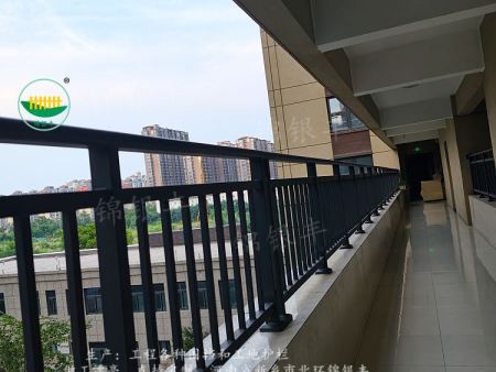 锌钢阳台栏杆多少钱一米 新乡锦银丰工程阳台护栏