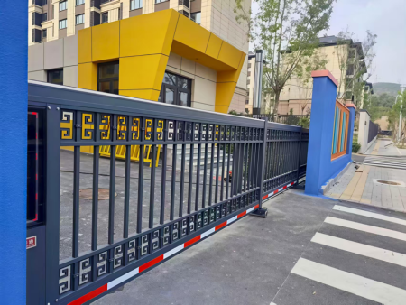 守护童真安全防线｜我司为北京某幼儿园完成定制款段滑门安装交付