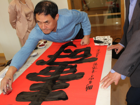 《青州民生新闻速览》10月19日上午，九九重阳节虽然刚过，敬老爱老的行动一直都在路上！青州市老干部书画研究会王母宫分会联合 李氏牡丹画院走进东篱居养老公寓开展重阳节送福送寿敬老活动！[