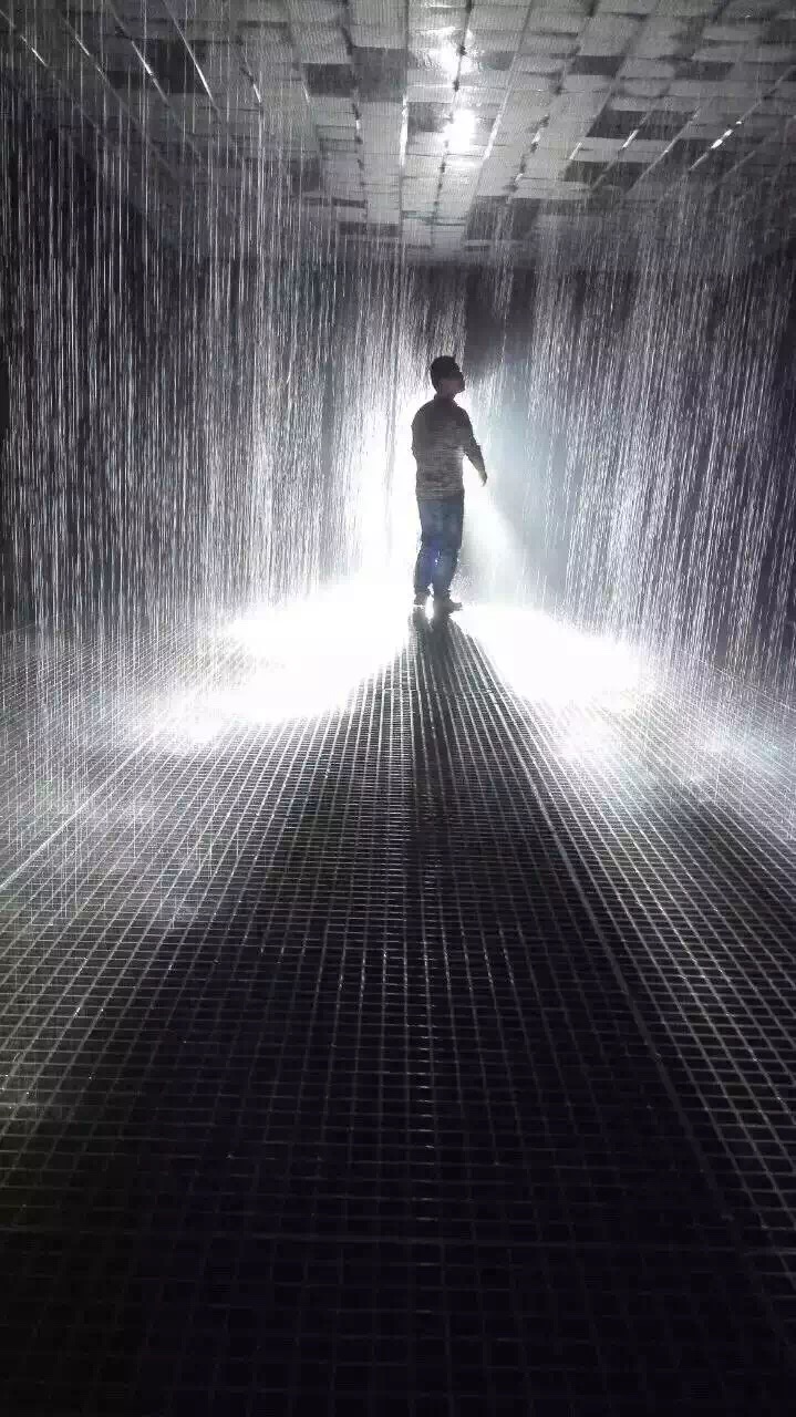 详细说明 北京雨屋出租、雨屋展览道具出租 雨屋内的雨并非是一场平凡无奇的人工降雨,而是神奇的控制雨。而"雨屋"之所以能控制雨,在于运用"3D跟踪摄像头"随时监控人们的动作。它会把你的坐标以及游客的实时运动情况发送给计算机,再由控制系统关闭相应位置水管的电磁阀。 雨屋不仅仅是为了看水观人,玩转雨屋要的是你不去在乎别人的眼光,尽享全新挑战。你可以求婚示爱,也可以装逼文艺。你可以带上道具、扛起单反,也可以组对情侣、团个兄弟、约堆闺蜜。不管怎么玩,只要你有创意,雨屋就能实现你想法。 平方米