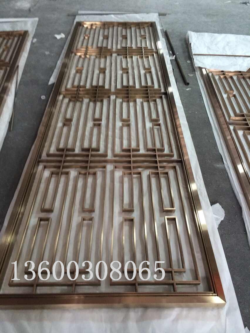 详细说明 我们可根据用户个性化需求进行欧式不锈钢屏风定制,对于欧式不锈钢屏风的尺寸进行量身设计。可根据客户要求制作出不同规格,不同造型的欧式不锈钢屏。 不锈钢玫瑰金镂空花纹屏风高端、大气、上档次、低调、奢华、有内涵! 屏风来历:风水学角度来看,立屏风可以化解某些住宅不良的风水布局,聚财之寓意.