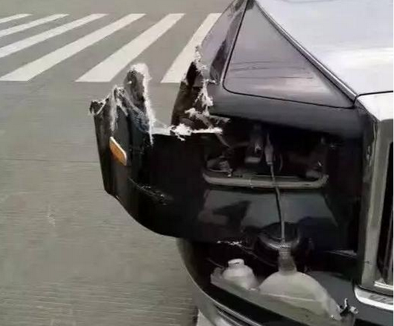 劳斯莱斯与货车碰撞劳斯莱斯完败