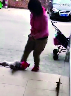 亲妈拳打脚踢1岁女婴视频,狠心的妈妈究竟是谁
