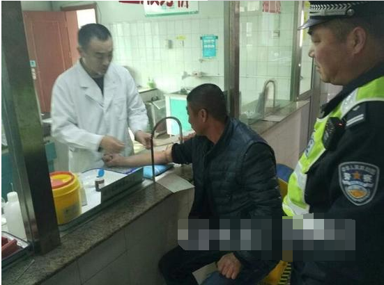 男子经不住朋友劝 就餐时喝一杯白酒 驾车返家