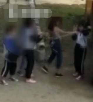 初二女生遭群殴后不敢反抗