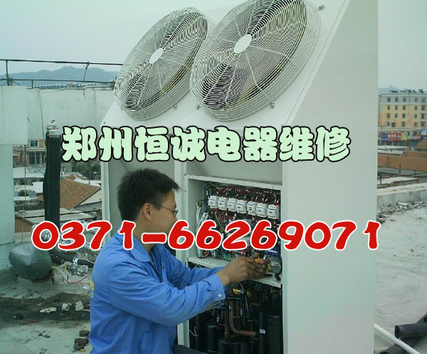 工程师正在检修机器.jpg