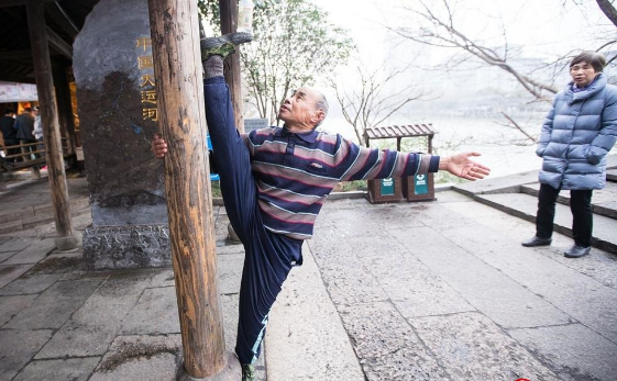 杭州72岁大爷轻松秀一字马,不服老!