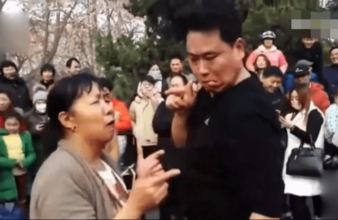 郑州公园叫停尬舞，大叔大妈自创“逆天摇摆抽筋舞”视频.PNG