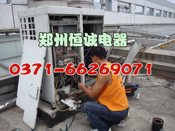 复件 工程师正在维修机器.jpg