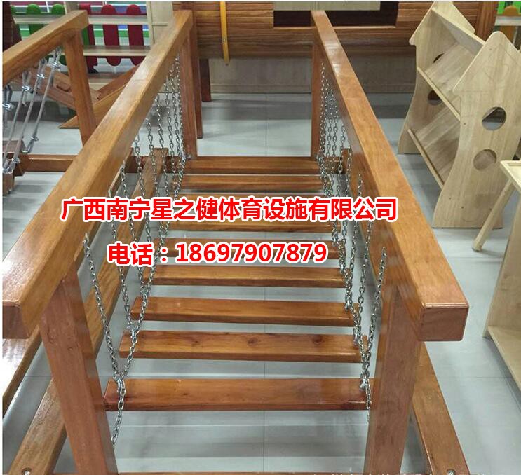 拓展训练产品说明:学校、幼儿园、花园、别墅、公园、物业小区、广场、游乐场、少年宫、商场、超市、宾馆、酒店、沙滩等各类室内外儿童场所供小朋友游玩娱乐。 材质:麻绳,木质,镀锌管 常见规格:700*300*220CM