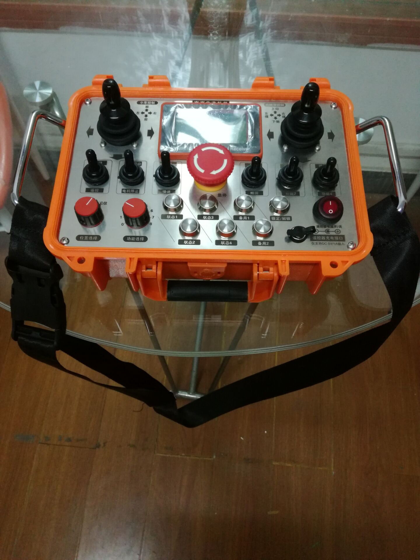 玻璃桌上正前方拍照全局基本清晰液晶屏处反光.jpg