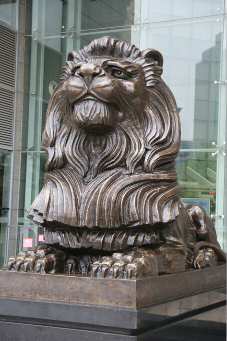 威武的雄狮正面闭嘴铜雕像.jpg