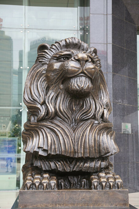 威武的雄狮闭嘴铜雕像.jpg