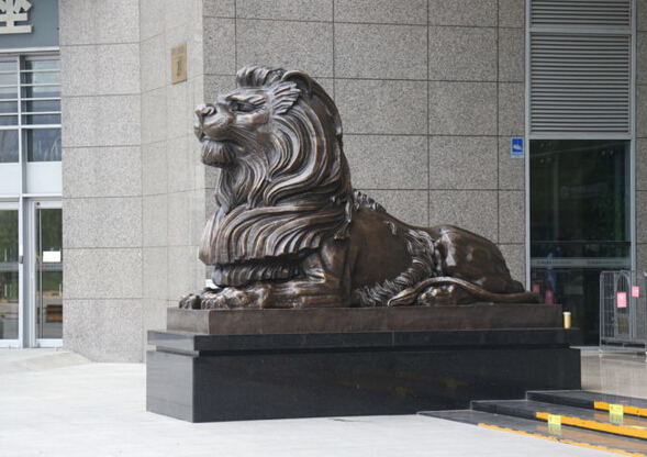 威武的卧姿雄狮铜雕像.jpg