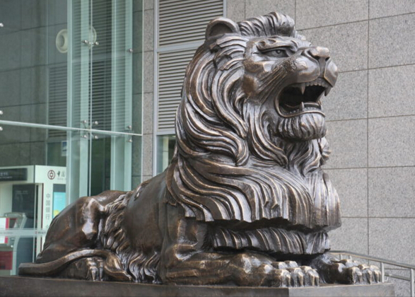 威武的雄狮子侧面张嘴铜雕像.jpg