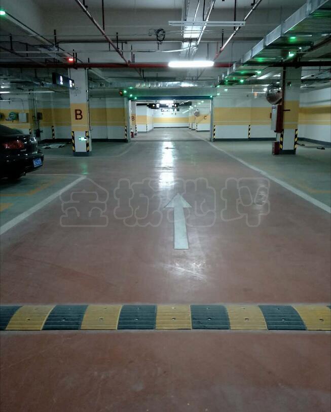 百利达广场车库.jpg