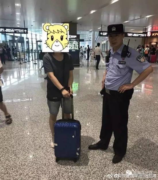 男孩子在机场看丢行李箱