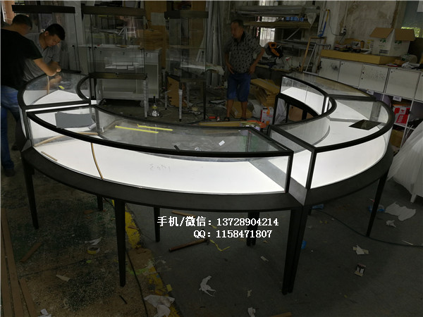 高档不锈钢珠宝展柜.jpg
