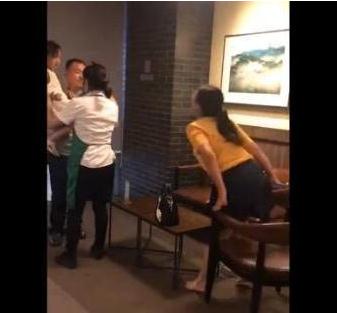 震惊了!女子赤脚搭餐桌，遇指责竟还吐口水.jpg