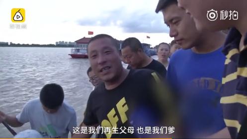 两男子喝酒后不慎落水 大爷用钓鱼竿“钓”起.jpg 两男子喝酒后不慎落水 大爷用钓鱼竿“钓”起.jpg