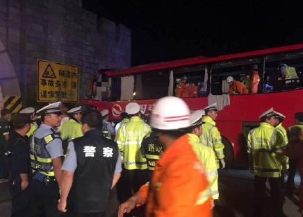 痛惜!客运车撞隧道墙壁发生事故致36死13伤.jpg
