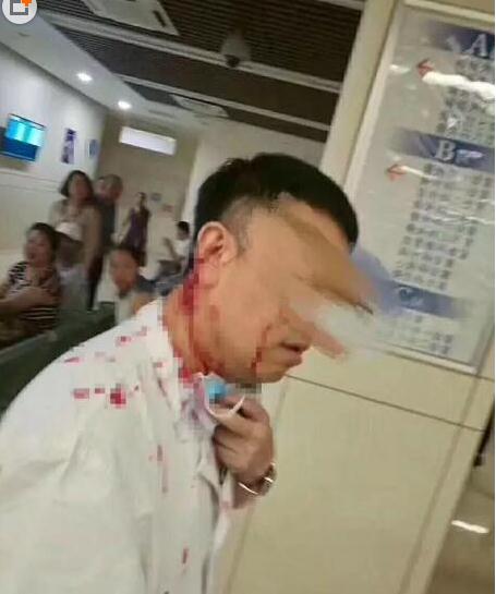 哈尔滨伤医事件：男子持剪刀划伤医生被拘留十日.jpg
