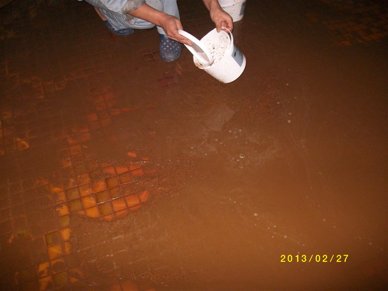 清洗出的管道内的油泥1.jpg