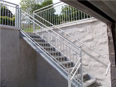 多层钢结构楼梯 不锈钢楼梯踏步安装