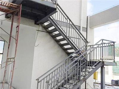 多层钢结构楼梯 不锈钢楼梯踏步安装
