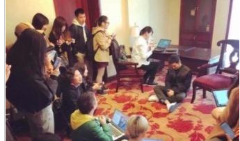 黄晓明让出椅子给记者，自己坐地受访.jpg