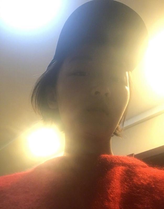 周冬雨灯光下自拍 网友纷纷说酷