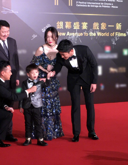 杜江霍思燕携嗯哼出席澳门电影节 嗯哼的签名亮了.png