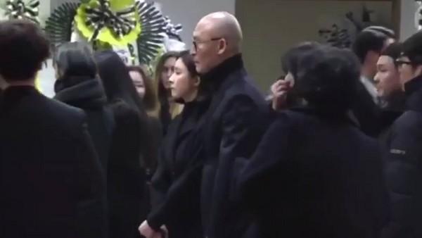 钟铉前女友申世景现身灵堂 钟铉唯一公开恋情女友