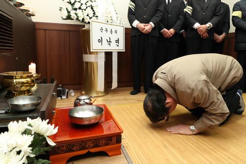 韩国运动中心火灾致29死 韩总理跪地吊唁