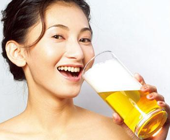 用啤酒洗脸好吗 用啤酒洗脸有什么好处.png