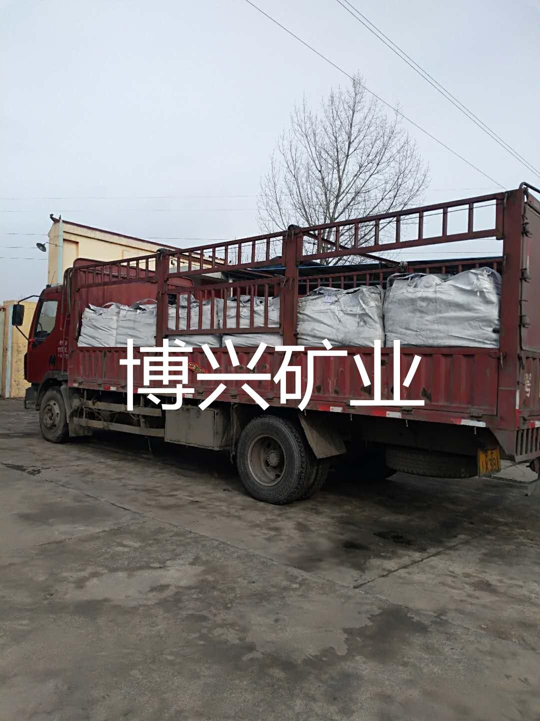 喜訊：2018年3月7日下午，湖北某公司采購的12噸鱗片石墨裝車完畢，整裝待發！