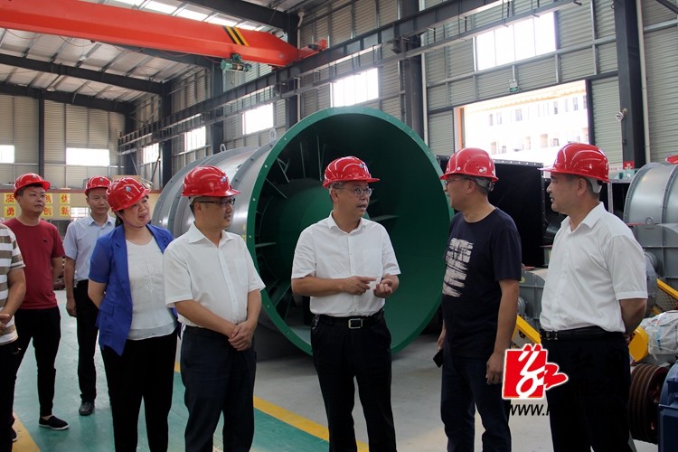 6月11日，湘乡市委书记彭瑞林（右三）到金石工业小区现场办公解决发展难题。图为彭瑞林一行在湖南中大鼓风机有限公司视察