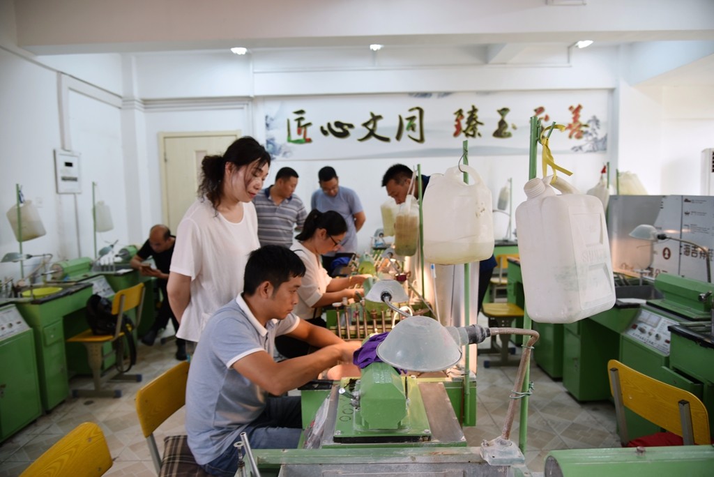 （转载）河南镇平工艺美校玉雕教师来苏学习考察|校园新闻-镇平县工艺美术中等职业学校