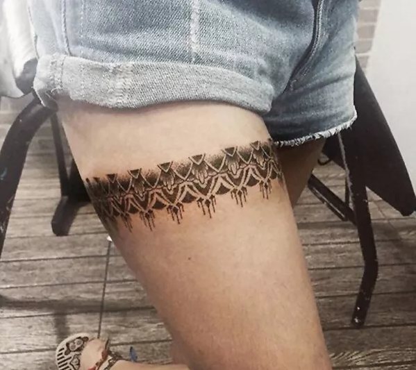 大腿上的蕾丝花纹纹身图案