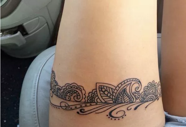 大腿上的蕾丝花纹纹身图案