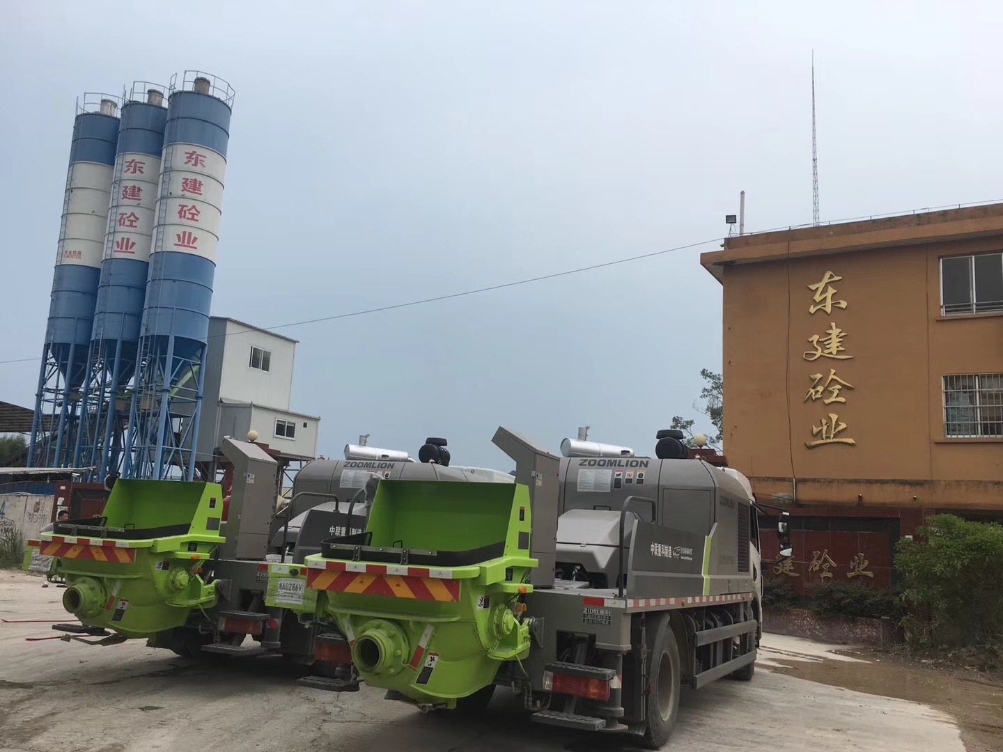 鸿志旗下东建砼业新添两台全新中联地泵|公司资讯-广西鸿志新材料有限公司