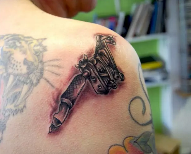 用纹身机在皮肤上把纹身机纹掉了