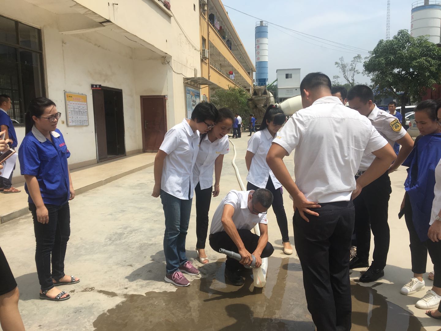 2018年鸿志旗下东建砼业开展消防安全知识培训暨消防演习活动|公司资讯-广西鸿志新材料有限公司