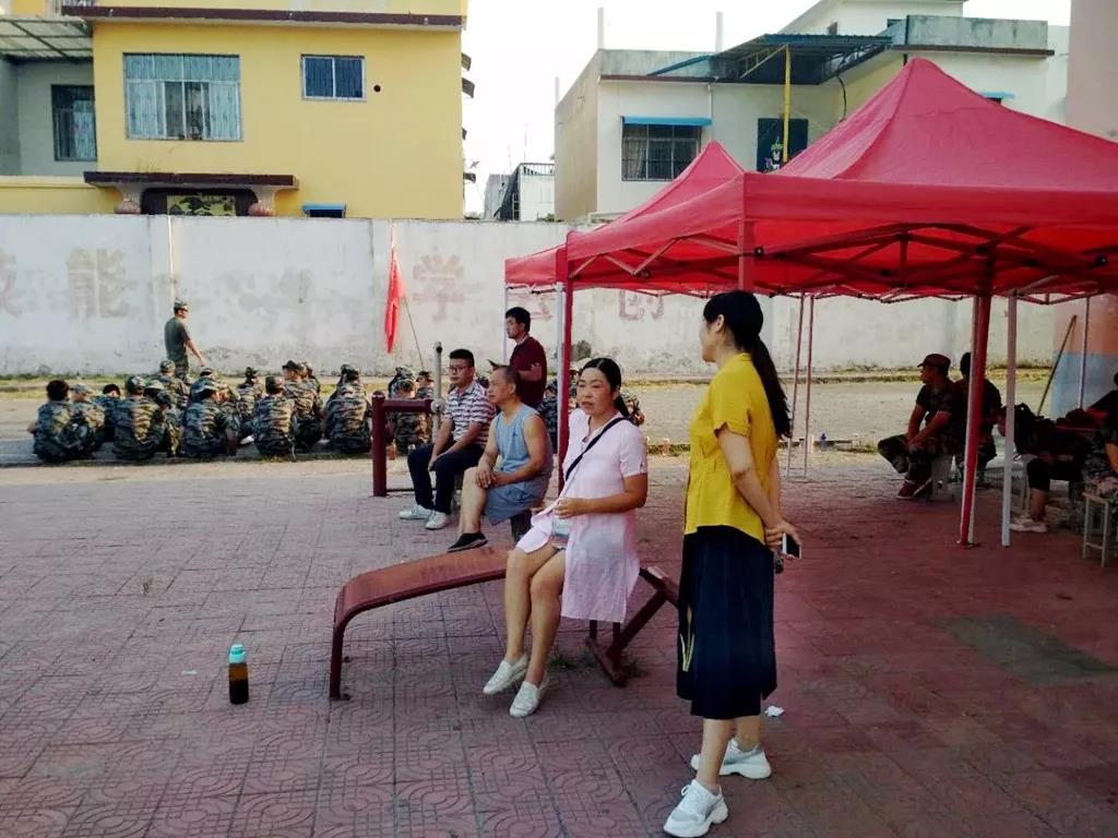 青春无悔，奋力高飞——2018年新生军训纪实|校园新闻-镇平县工艺美术中等职业学校