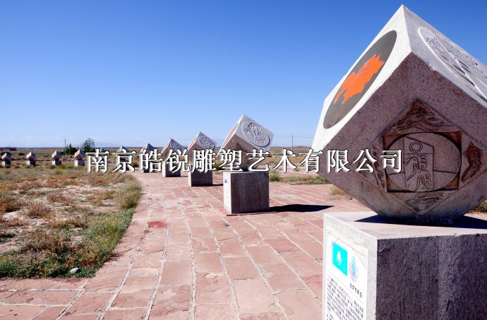 新疆立方體雕塑.jpg