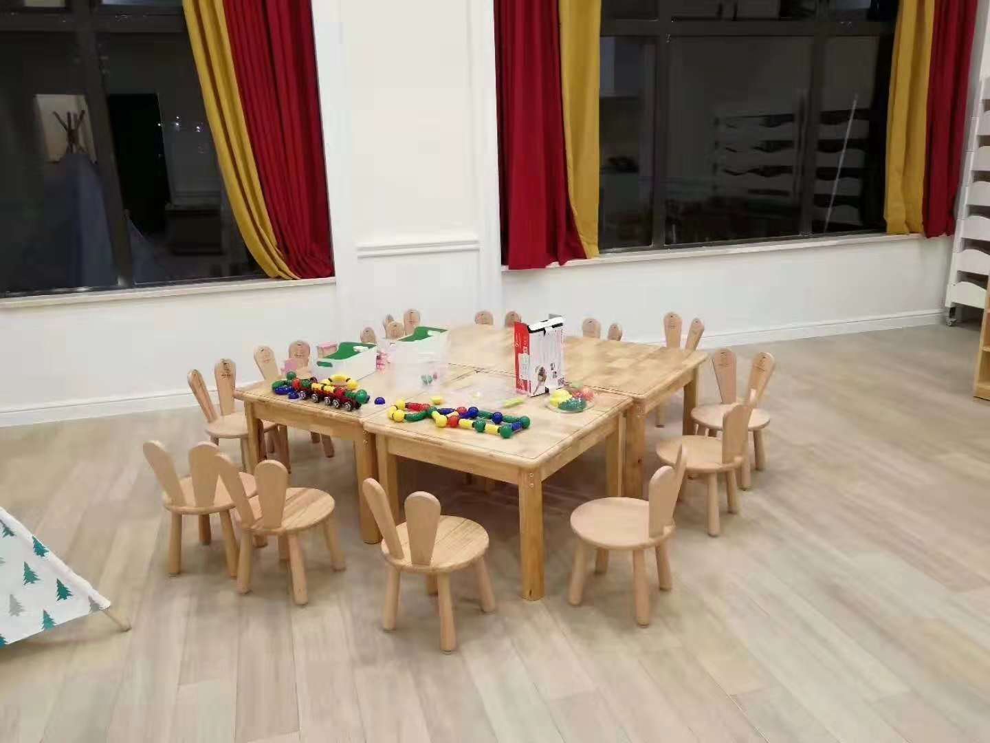 客户桌椅.jpg 客户桌椅.jpg