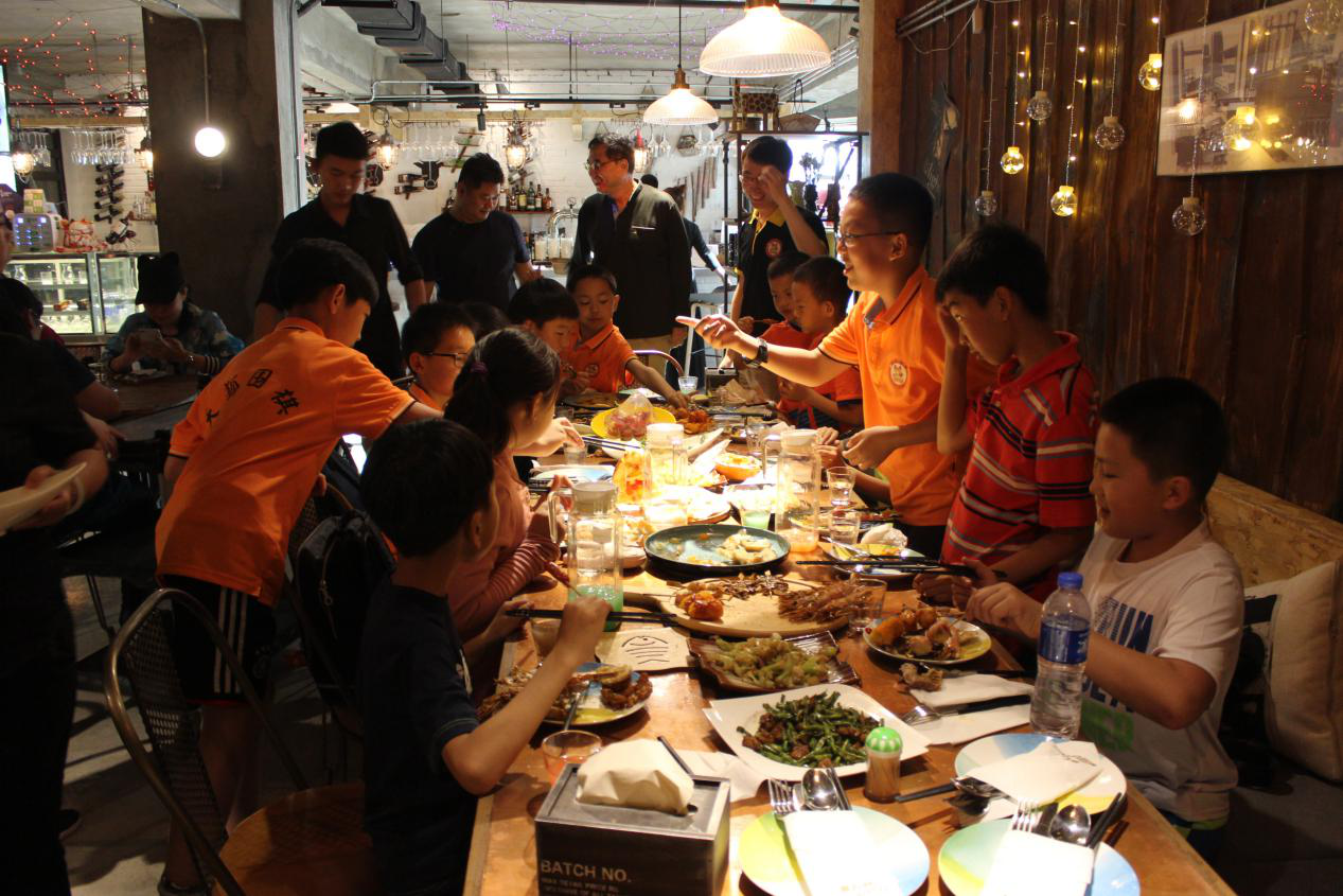 2018年5月天狐围棋老师们与家长、同学们赛后聚餐