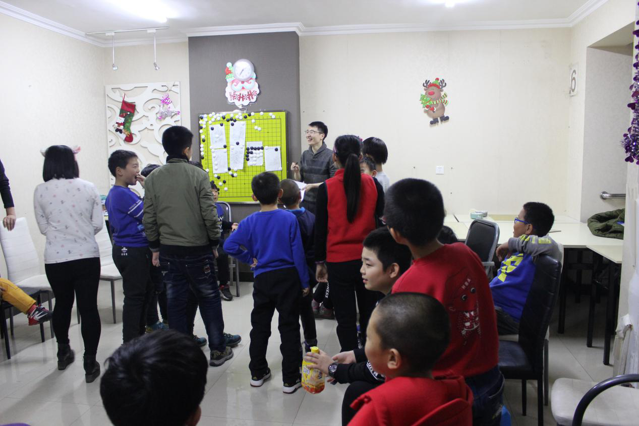 2017年圣诞节，天狐围棋教师带领同学们在教室做游戏并聚餐