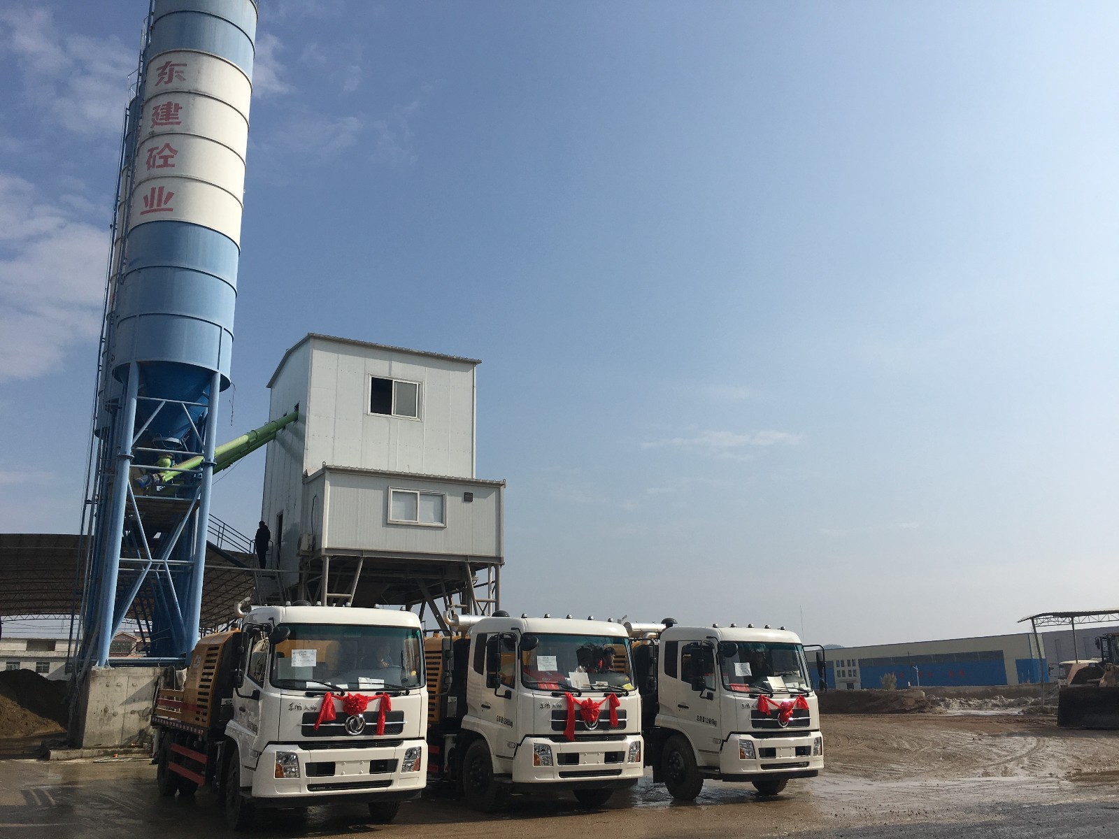 鸿志企业旗下柳州鹿寨东建砼业有限公司喜添设备新成员：三台全新三一地泵车