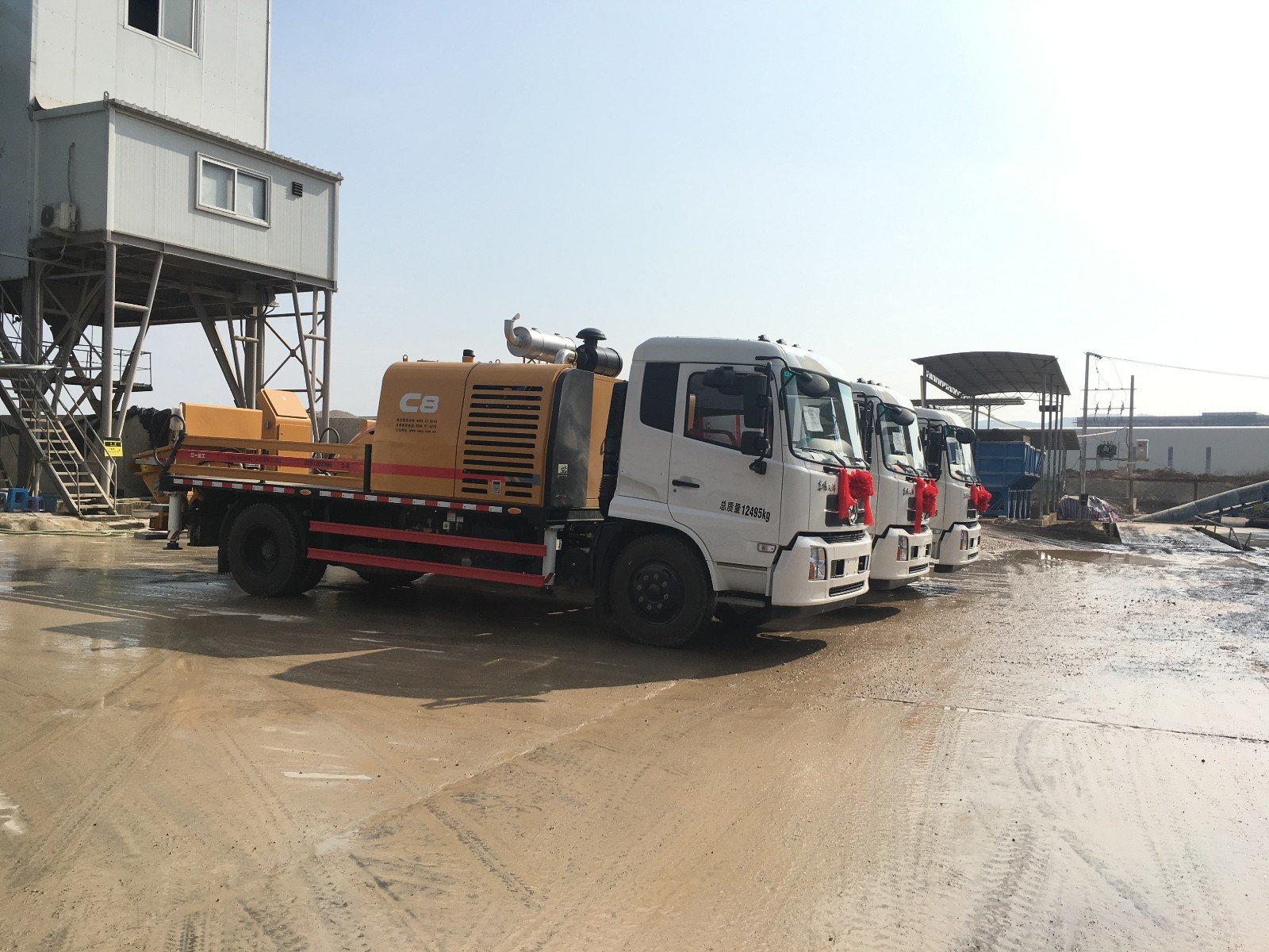 鸿志企业旗下柳州鹿寨东建砼业有限公司喜添设备新成员：三台全新三一地泵车
